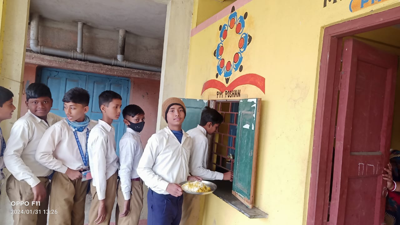 Mid Day Meal being received